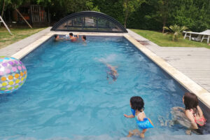 Activité piscine en famille en face du gîte gite Cocottes & Colibri à Châtellerault